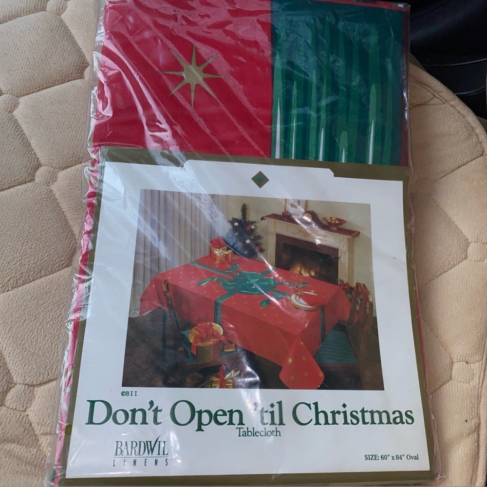 Vintage Bardwil Tablecloth 60”x84” Oval Christmas‎ Bow Gift Print Dead stock NEW